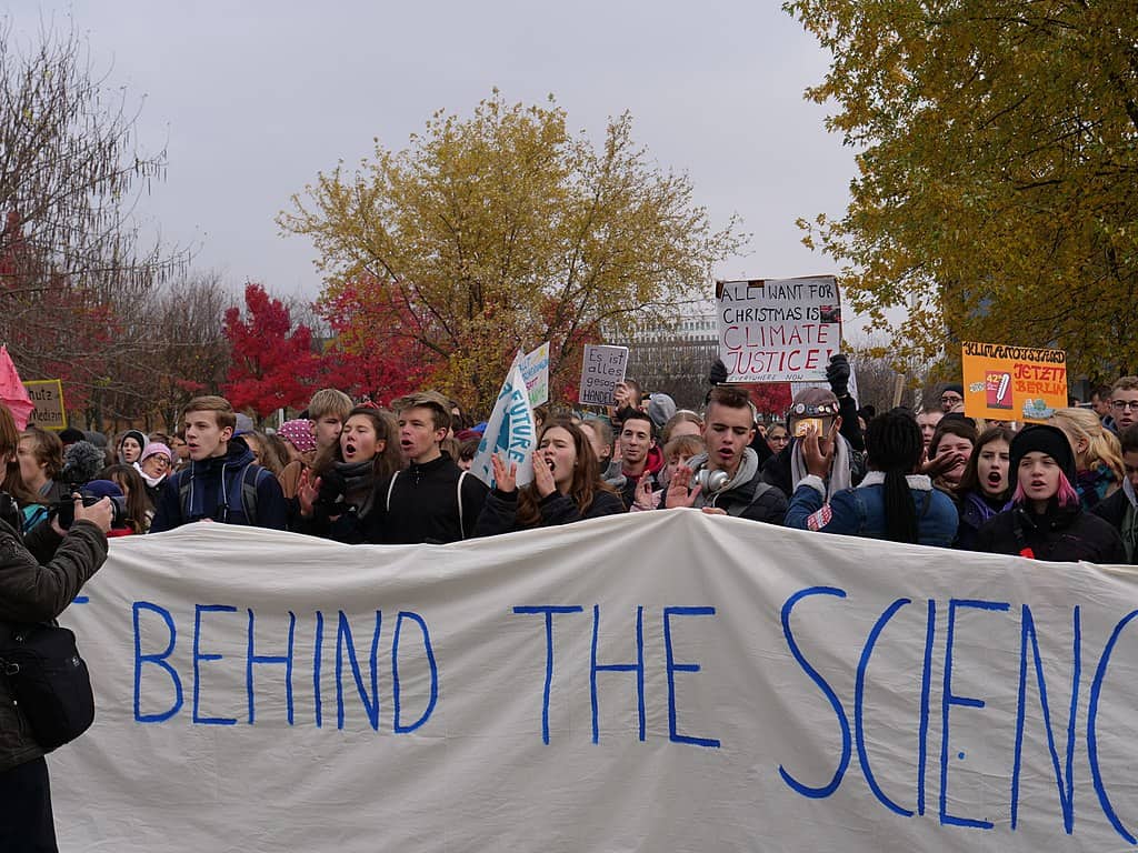1024px-Scientists_and_Fridays_for_Future_in_front_of_the_chancellery_2019-11-15_34