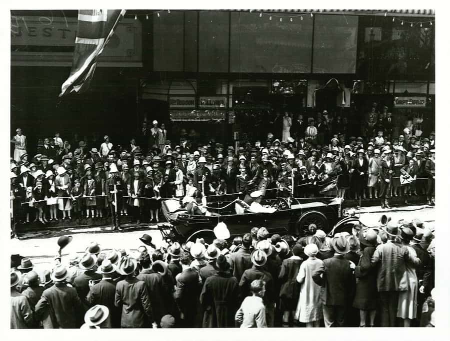 1927_Royal_Tour_(Duke_&_Duchess_of_York_-_Subsequently_King_George_VI_and_Queen_Elizabeth)_Publicity_Caption_Queen_St.,_Auckland