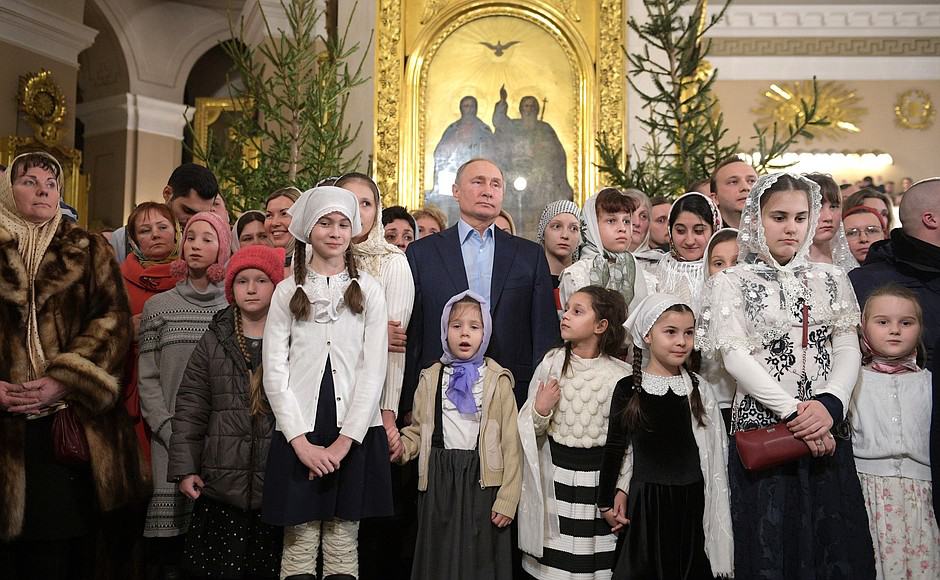 Vladimir_Putin_celebrates_Christmas_with_orthodox_Christians_in_St_Petersburg_(2019-01-07)_5